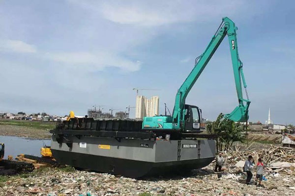 印尼反铲挖泥船在岸边进行施工