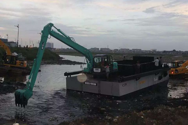 反铲挖泥船正在印尼进行施工作业